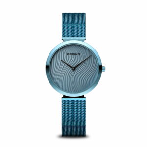 Elegante Uhr "Charity" in glänzendem Blau und einem Zifferblatt mit Wellenmuster
