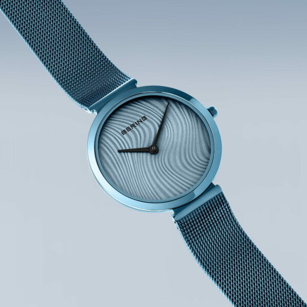 Elegante Uhr "Charity" in glänzendem Blau und einem Zifferblatt mit Wellenmuster