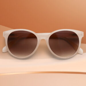 Schicke Sonnenbrille "City" mit puderfarbener Fassung im Cat-eye-Stil von Have A Look