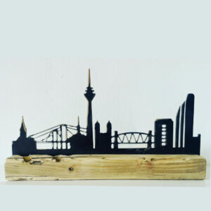 Coole, handgefertigte Skyline von Düsseldorf aus Stahl auf Holz von wahrelieberostet