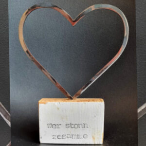 Handgefertigtes Herz "Mer stonn zesamme" aus Stahl auf Holz von wahrelieberostet