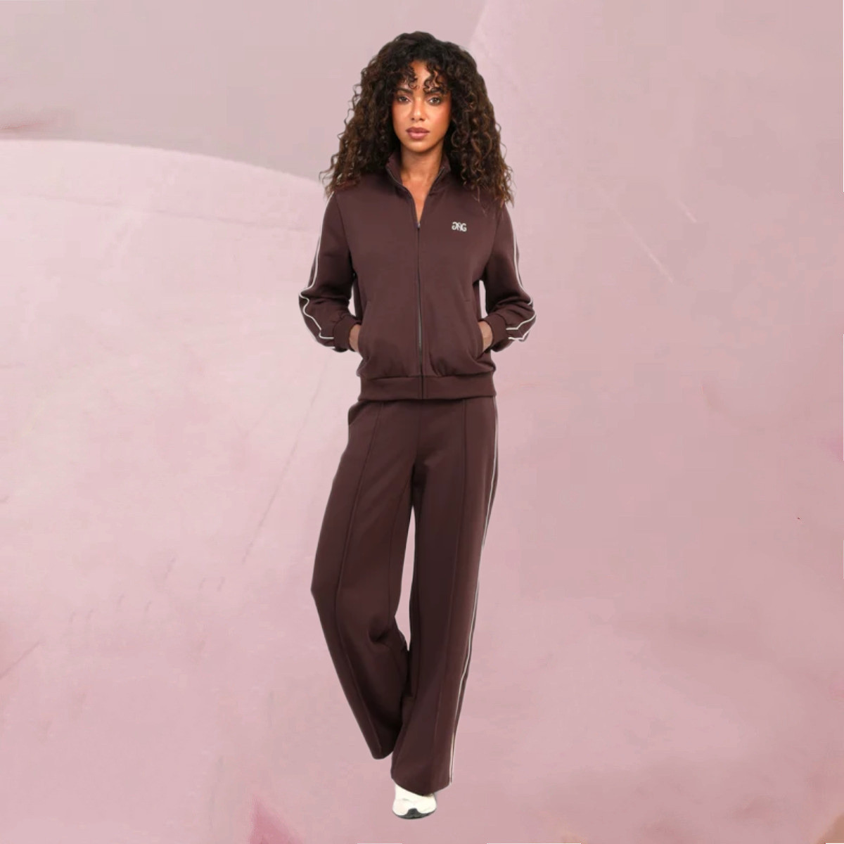 Cool-lässiger Jogginganzug "Pantalon Patrivia" im warmen Coffee-Ton mit weißen Seitenstreifen von An'ge