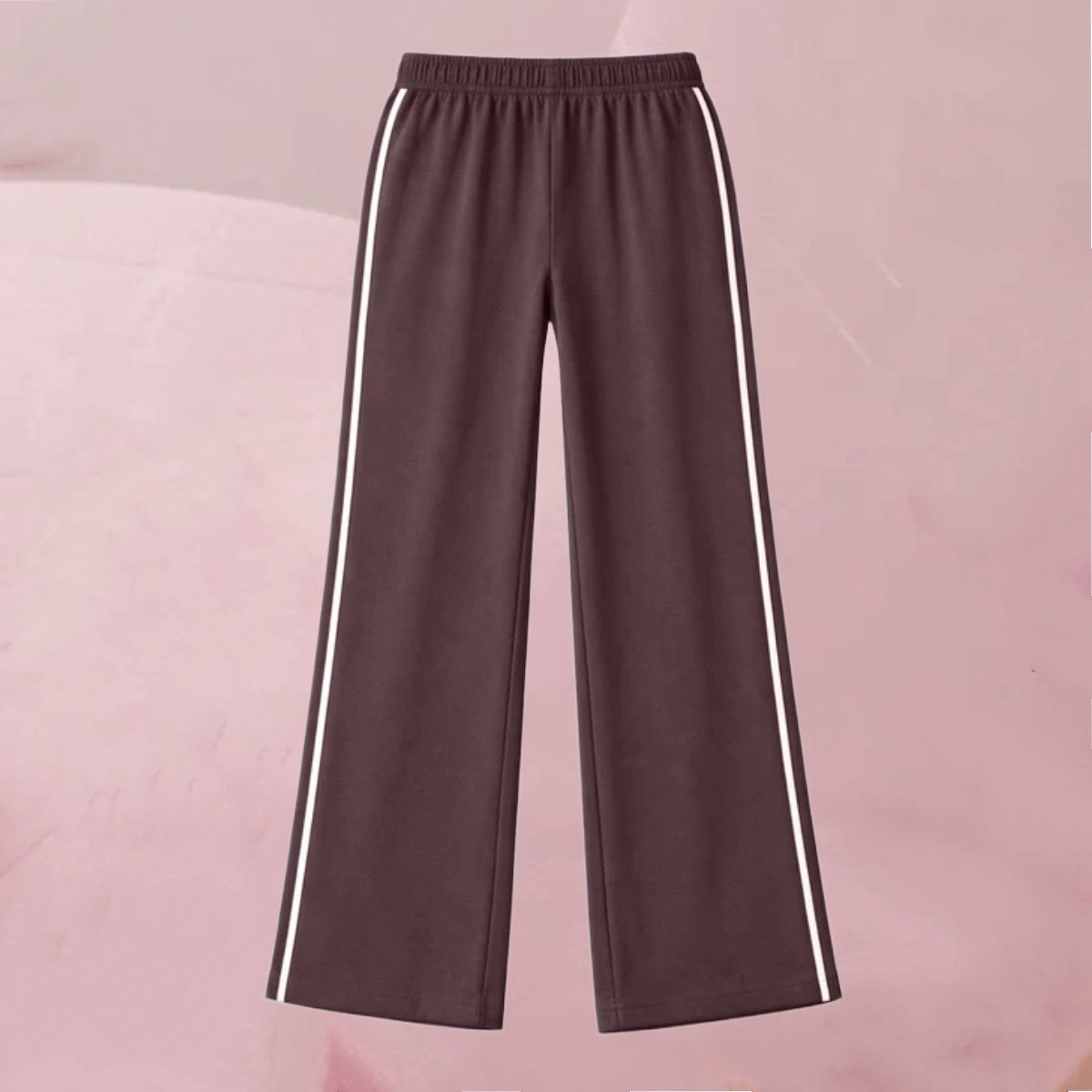 Cool-lässiger Jogginganzug "Pantalon Patrivia" im warmen Coffee-Ton mit weißen Seitenstreifen von An'ge