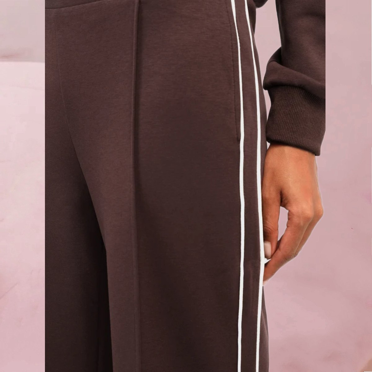 Cool-lässiger Jogginganzug "Pantalon Patrivia" im warmen Coffee-Ton mit weißen Seitenstreifen von An'ge