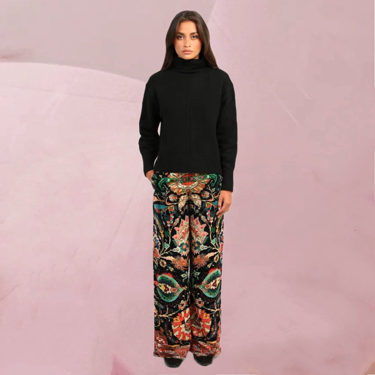 Lassig-coole Hose "Rossyla" mit farbenfrohem Muster auf Schwarz von An'ge