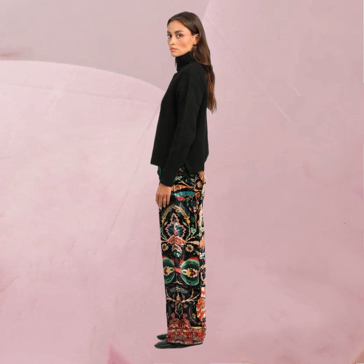 Lassig-coole Hose "Rossyla" mit farbenfrohem Muster auf Schwarz von An'ge