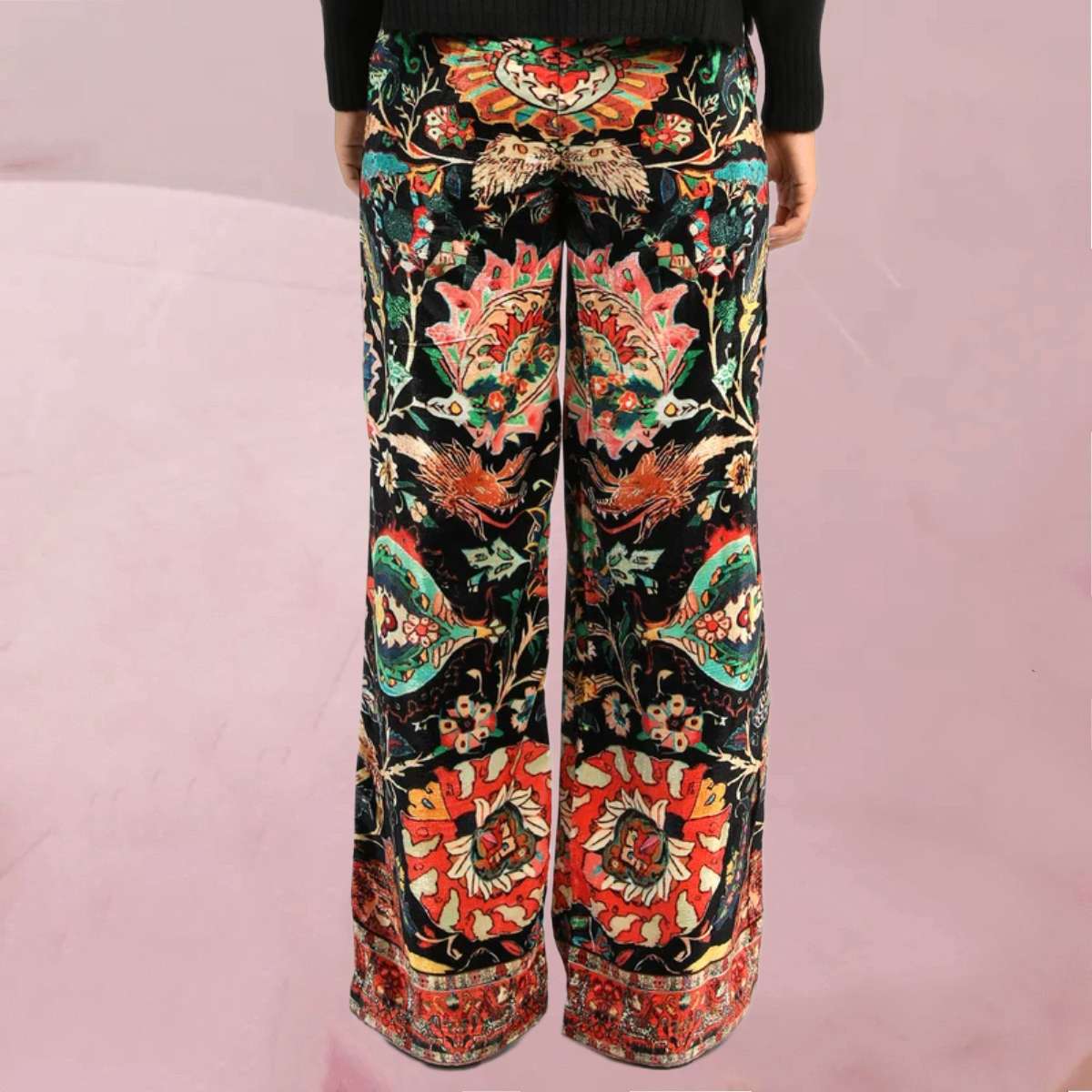 Lassig-coole Hose "Rossyla" mit farbenfrohem Muster auf Schwarz von An'ge