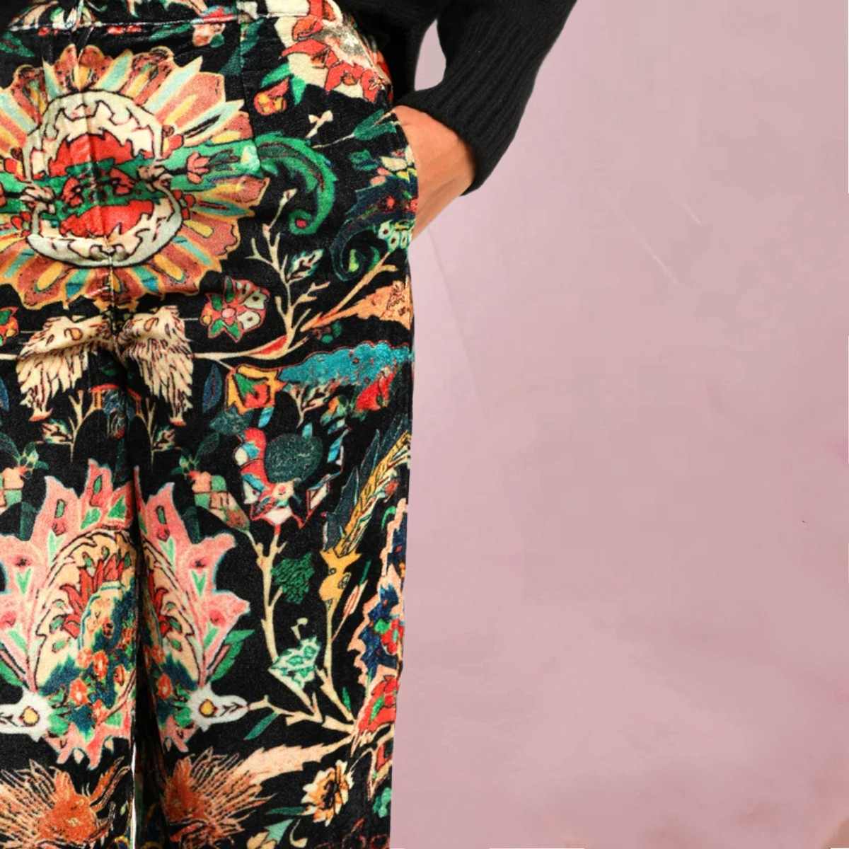 Lassig-coole Hose "Rossyla" mit farbenfrohem Muster auf Schwarz von An'ge