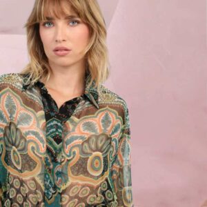 Flottes, feminines Hemd "Sarila Shirt" mit coolem Muster auf Türkis Balmera von An'ge