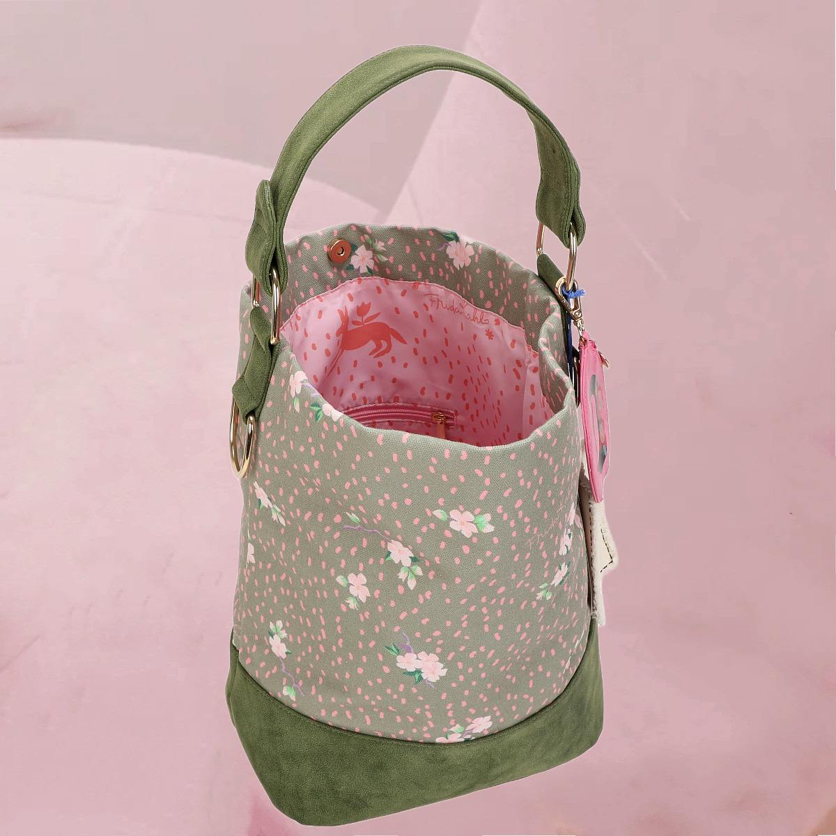 Coole Tasche "Fritzi x Frida Kahlo" mit Blüten-Illustrationen auf Grün von fritzi