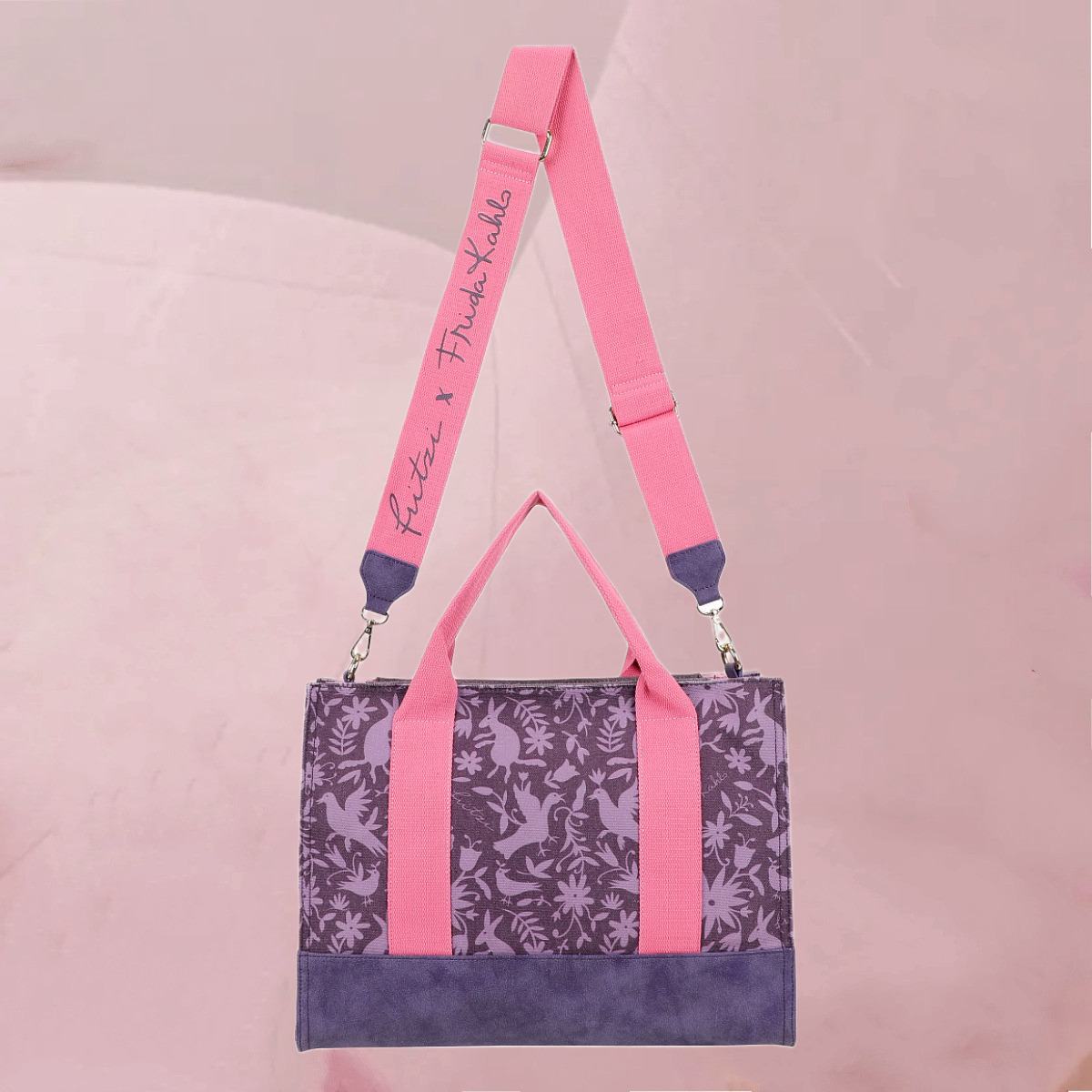 Flotter Shopper "Fritzi x Frida Kahlo Tote Bag" in Lila mit dekorativen, bunten Pompons von fritzi