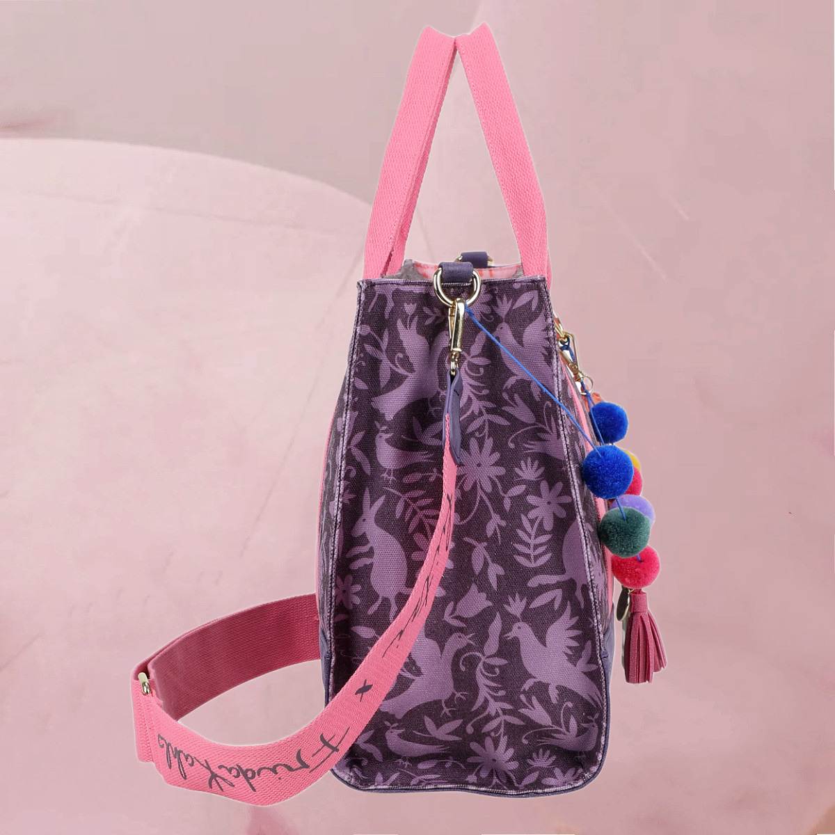 Flotter Shopper "Fritzi x Frida Kahlo Tote Bag" in Lila mit dekorativen, bunten Pompons von fritzi