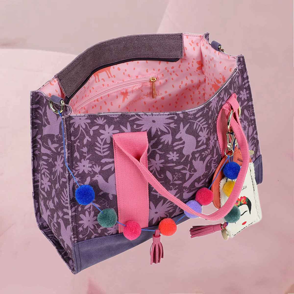 Flotter Shopper "Fritzi x Frida Kahlo Tote Bag" in Lila mit dekorativen, bunten Pompons von fritzi