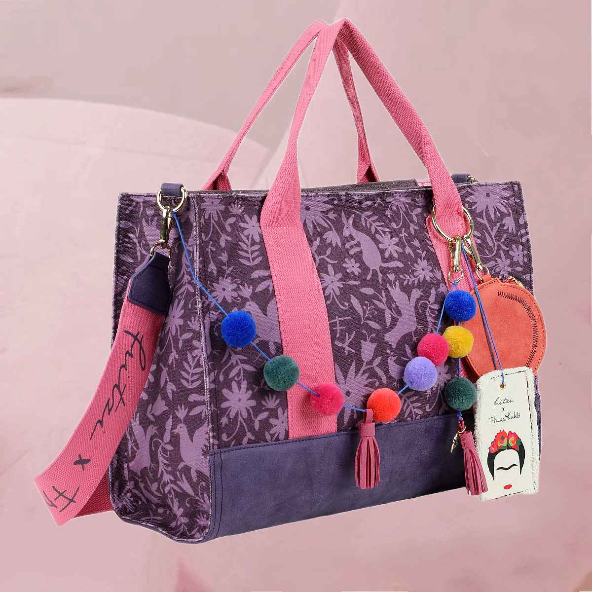 Flotter Shopper "Fritzi x Frida Kahlo Tote Bag" in Lila mit dekorativen, bunten Pompons von fritzi
