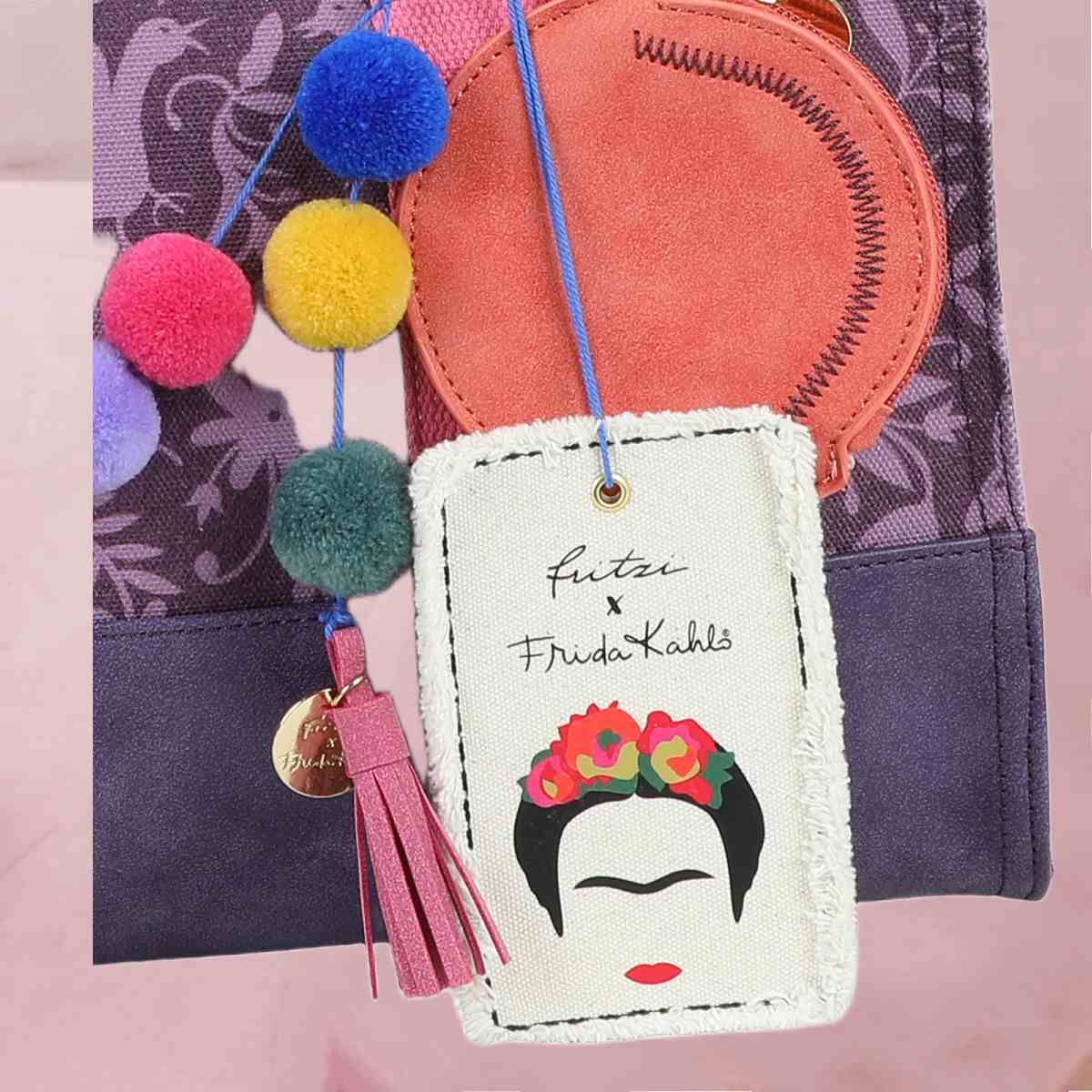 Flotter Shopper "Fritzi x Frida Kahlo Tote Bag" in Lila mit dekorativen, bunten Pompons von fritzi