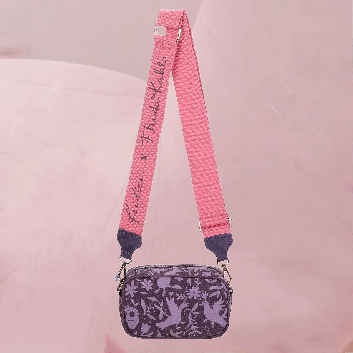 Hübsche Schultertasche "Fritzi x Frida Kahlo Easy Go" in Lila mit bunten Pompons von fritzi