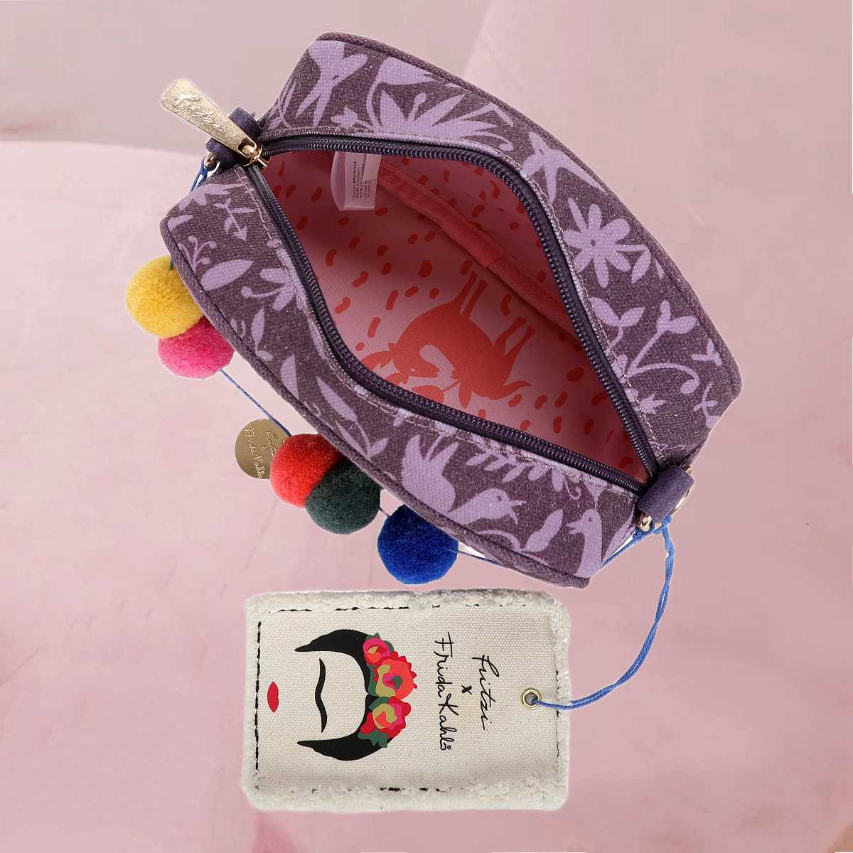 Hübsche Schultertasche "Fritzi x Frida Kahlo Easy Go" in Lila mit bunten Pompons von fritzi