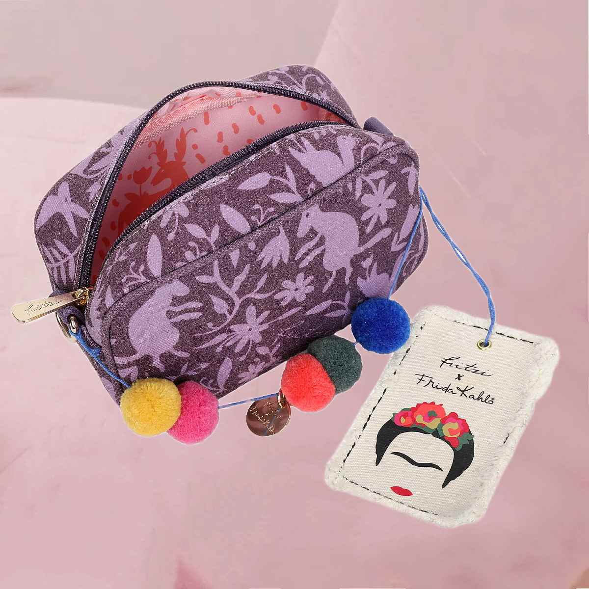 Hübsche Schultertasche "Fritzi x Frida Kahlo Easy Go" in Lila mit bunten Pompons von fritzi