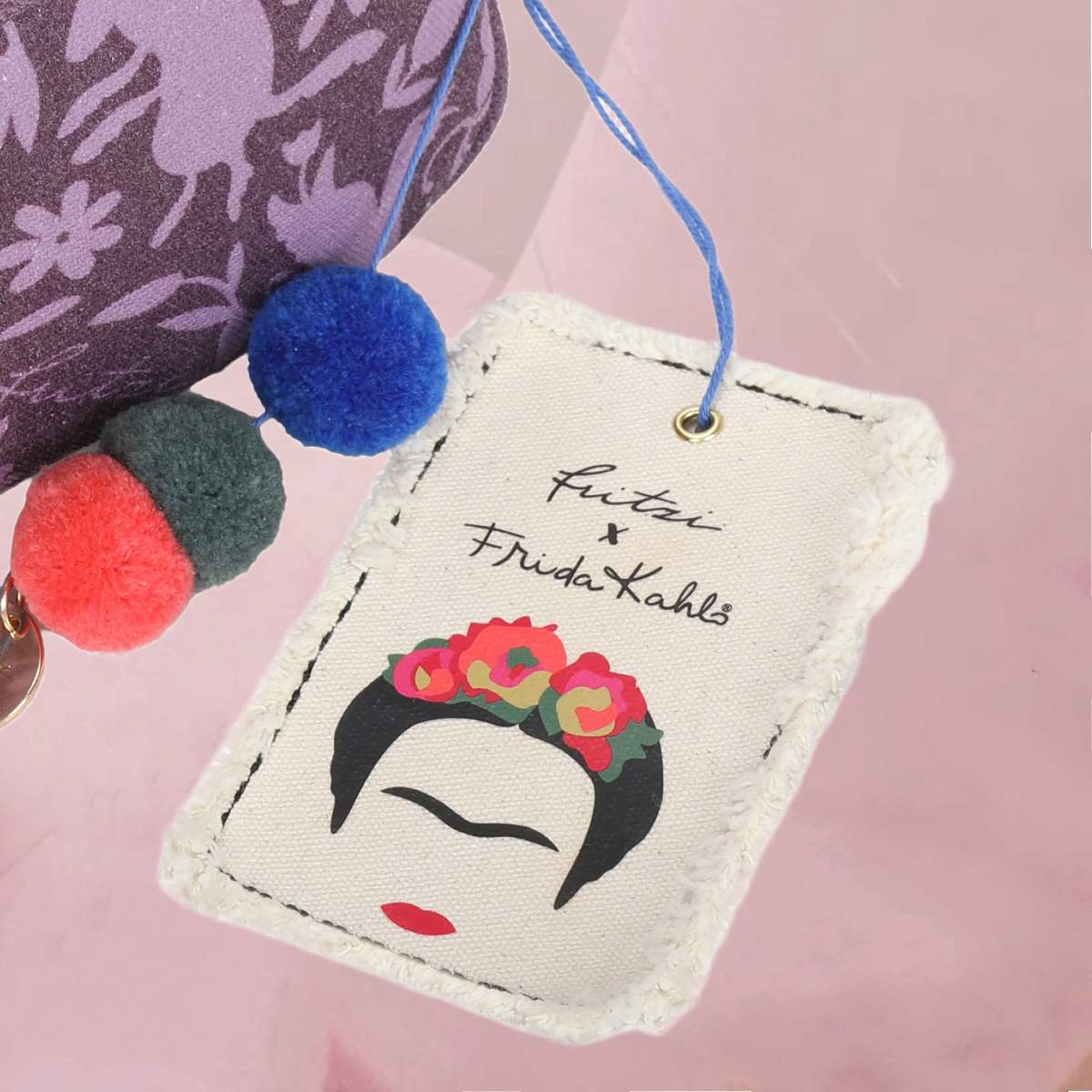 Hübsche Schultertasche "Fritzi x Frida Kahlo Easy Go" in Lila mit bunten Pompons von fritzi