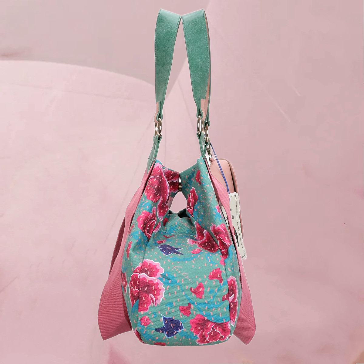 Flotter Shopper "Fritzi x Frida Kahlo Izzy Medium Flower" mit pinkfarbenen Blumen auf Grün von fritzi