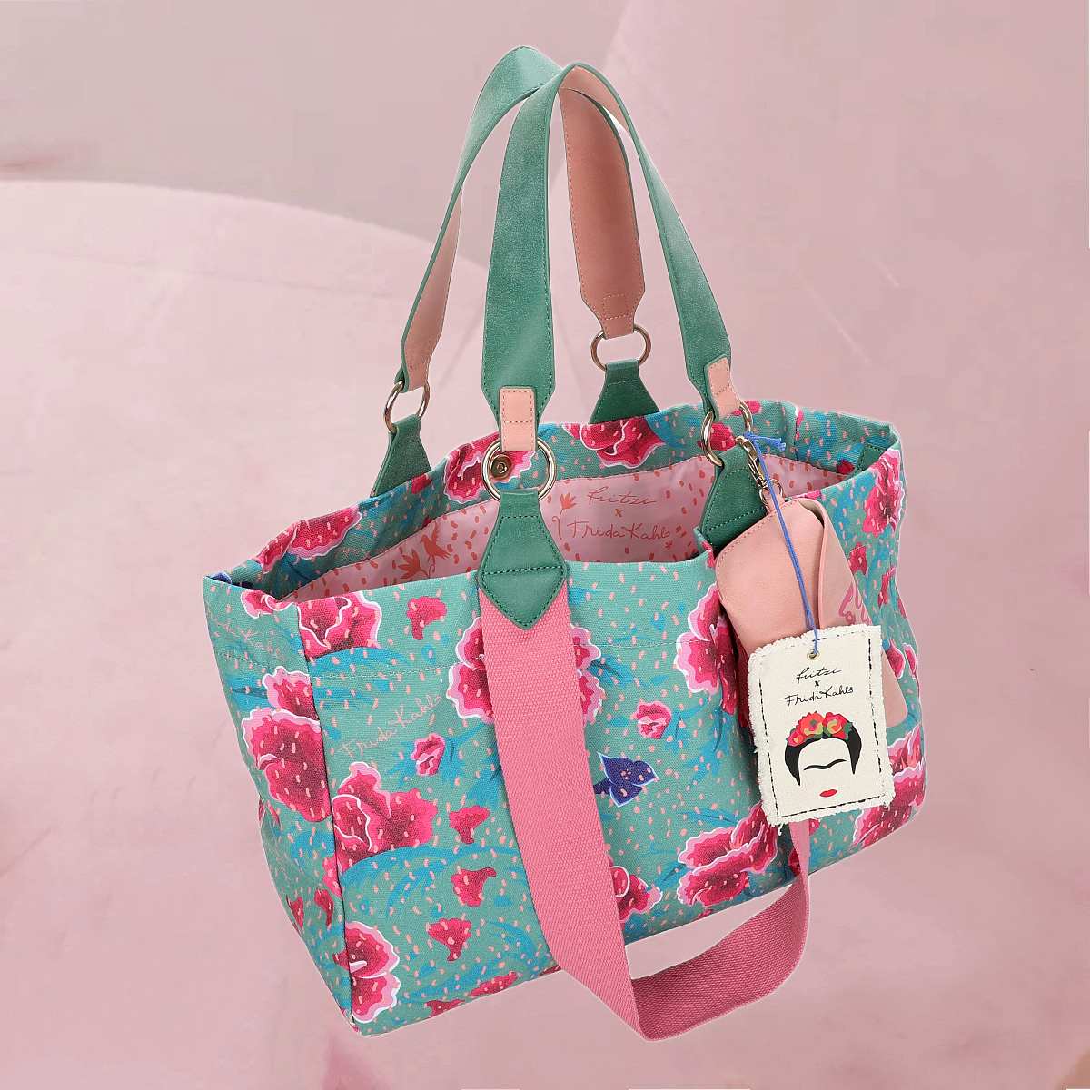 Flotter Shopper "Fritzi x Frida Kahlo Izzy Medium Flower" mit pinkfarbenen Blumen auf Grün von fritzi