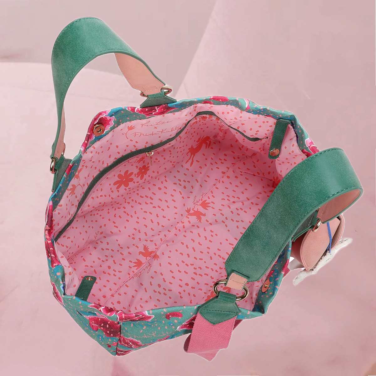 Flotter Shopper "Fritzi x Frida Kahlo Izzy Medium Flower" mit pinkfarbenen Blumen auf Grün von fritzi