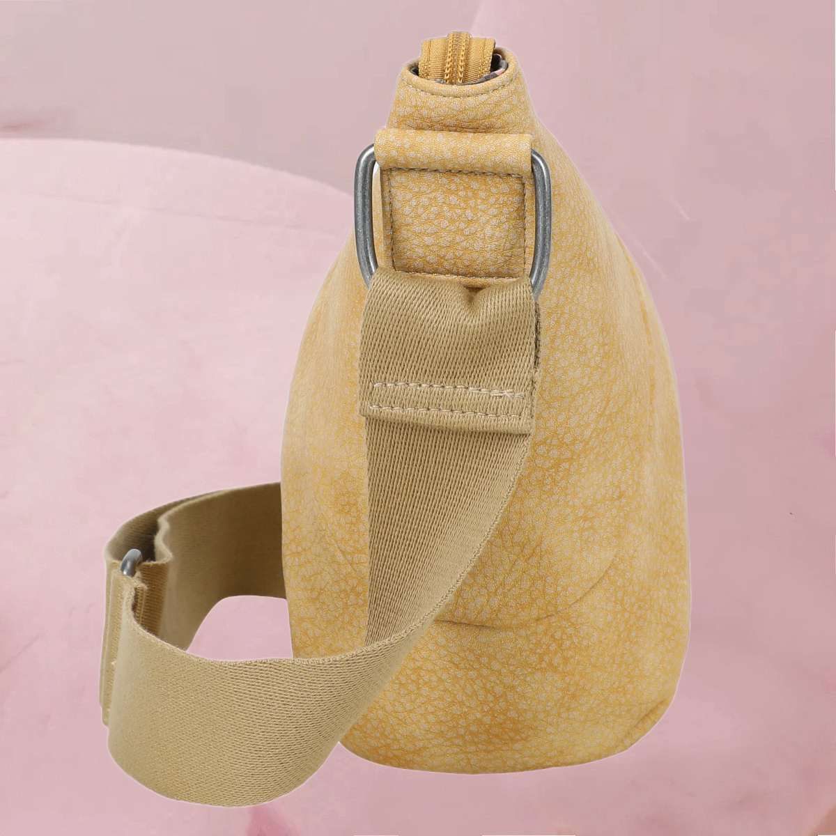 Flotter Crossbody-Bag "Croissant Cross" in Beige und Schwarz von fritzi