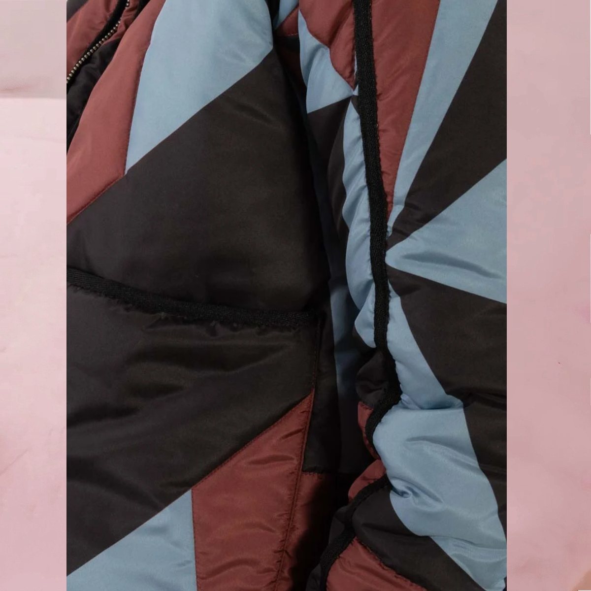 Wärmend kuschelige Thermojacke "Danemaple Thermo Jacket Dk Brick" im coolen Triangel-Muster von Danefae