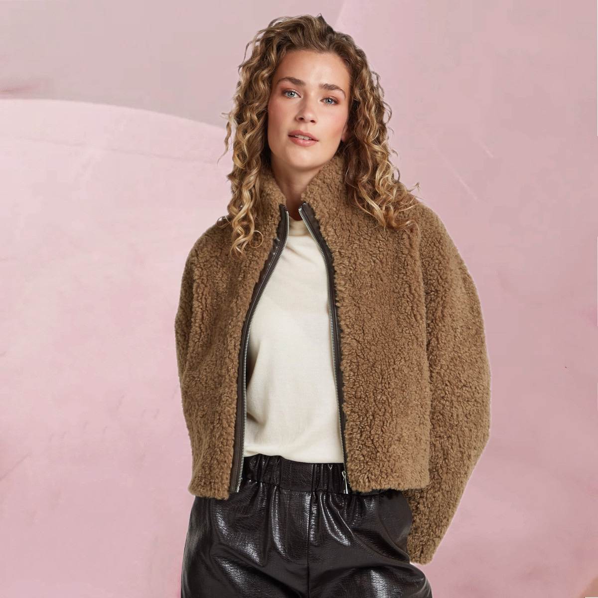 Kuschelig hübsche Teddy-Jacke "Gaia Jacket Coffee Bean" im warmem Kaffeebraun von Circle Of Trust
