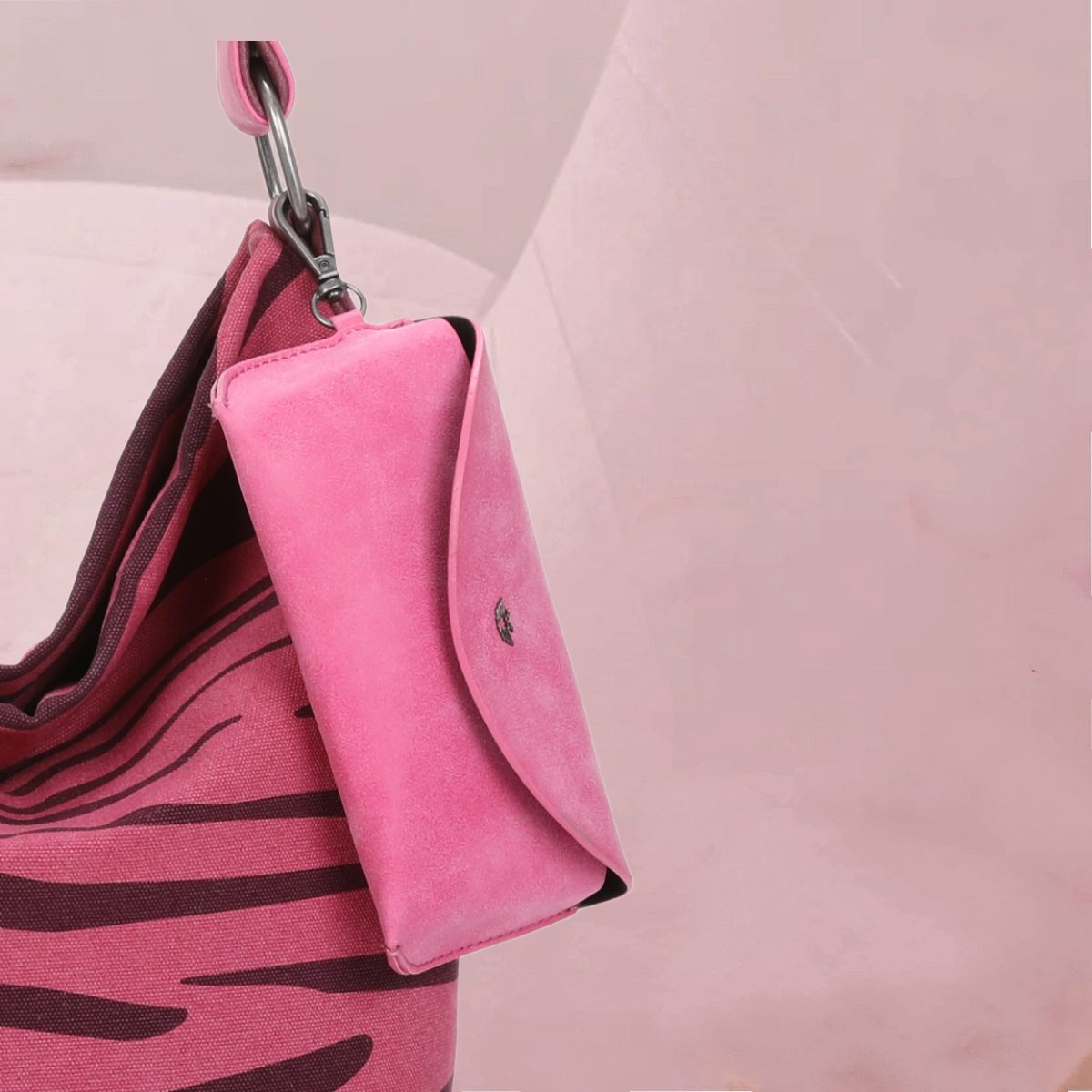 Cool-originelle Rucksack-Tasche "Izzy07-Olga-Zebra" mit Zebrastreifen auf Pink von fritzi