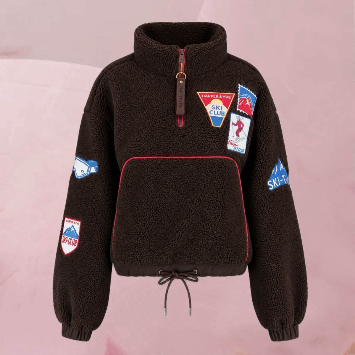 Cool-flauschiger Teddy-Pullover "Trui Dagmar Hot Fudge" mit farbenfrohen Ski-Aufnähern auf Dunkelbraun von Harper & Yve