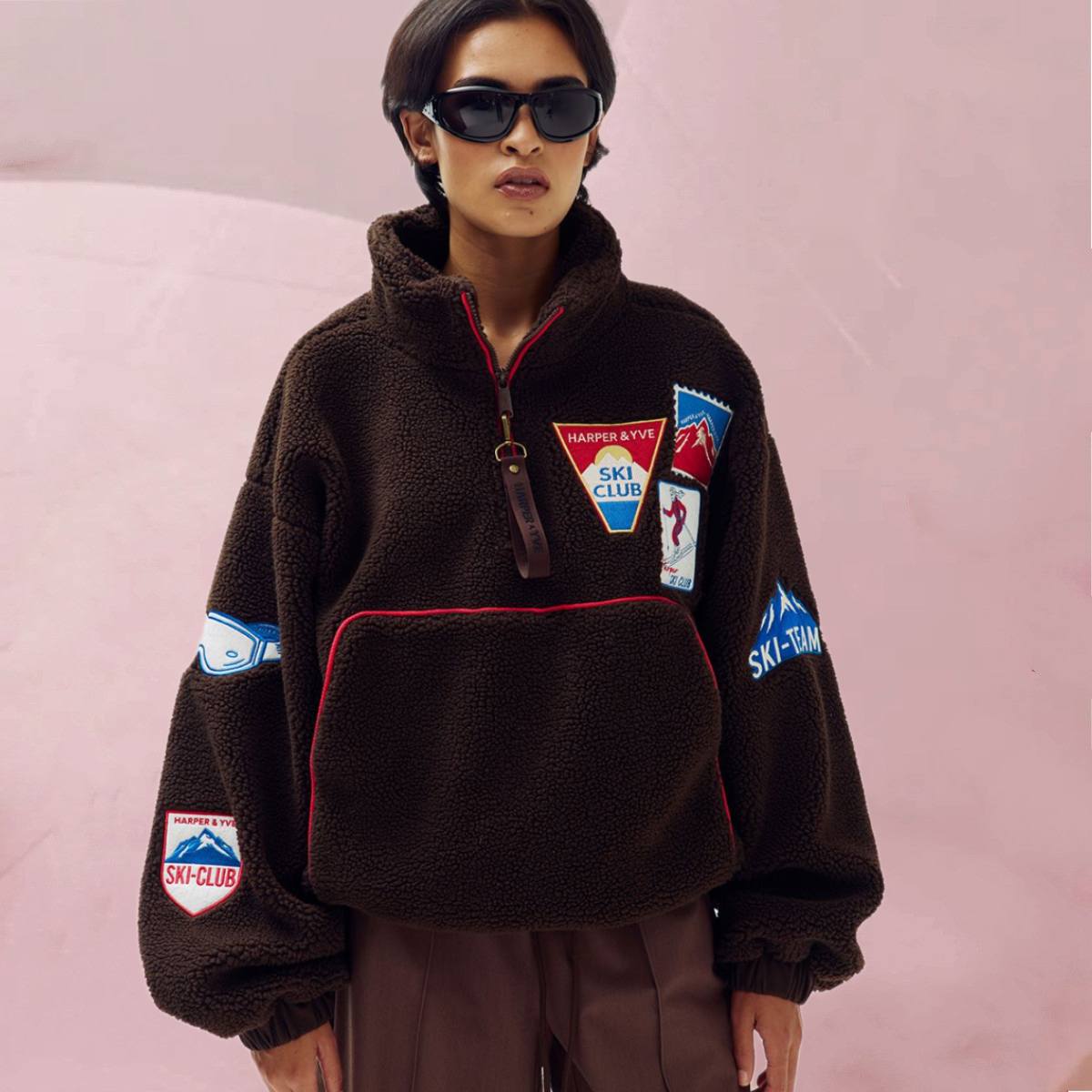 Cool-flauschiger Teddy-Pullover "Trui Dagmar Hot Fudge" mit farbenfrohen Ski-Aufnähern auf Dunkelbraun von Harper & Yve