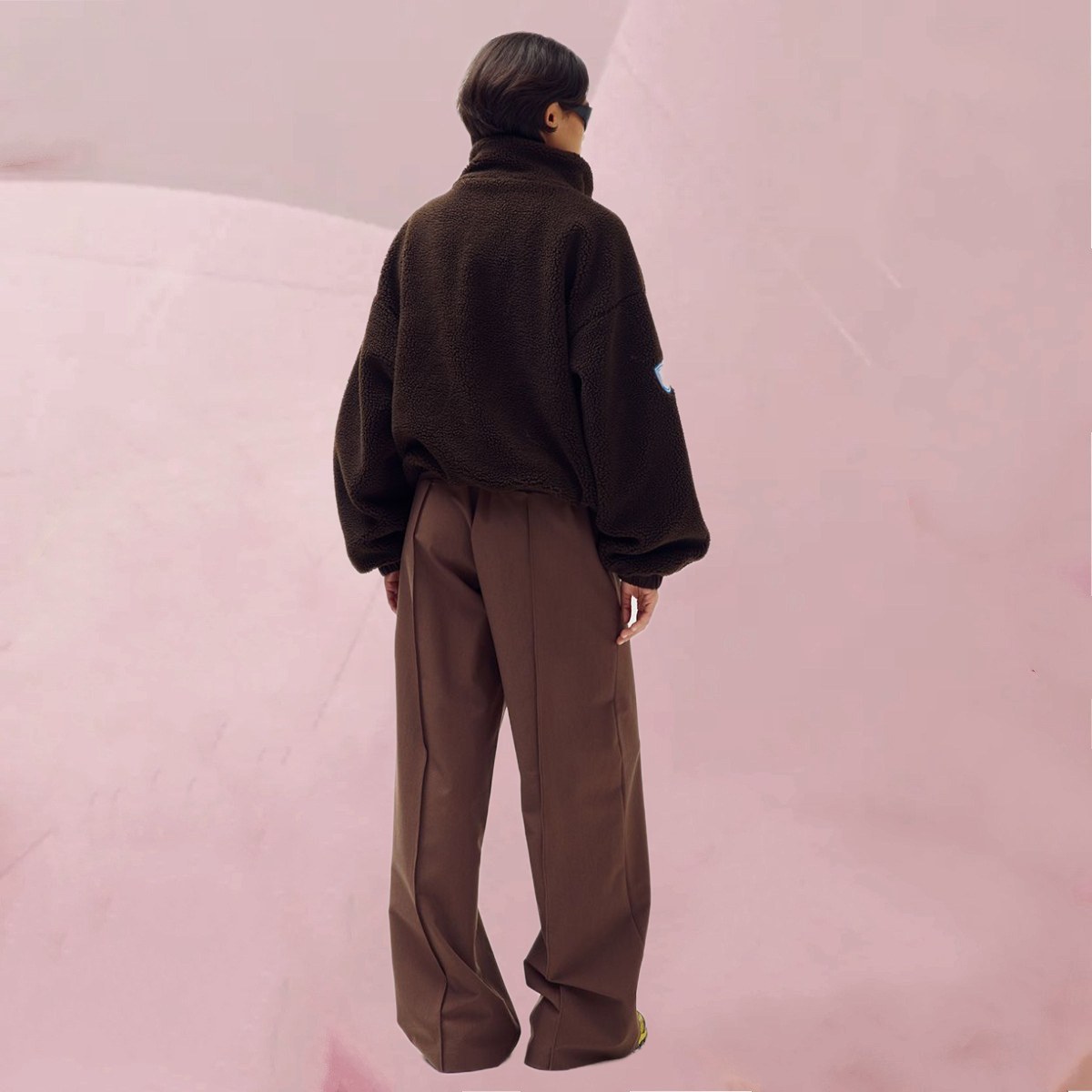 Cool-flauschiger Teddy-Pullover "Trui Dagmar Hot Fudge" mit farbenfrohen Ski-Aufnähern auf Dunkelbraun von Harper & Yve