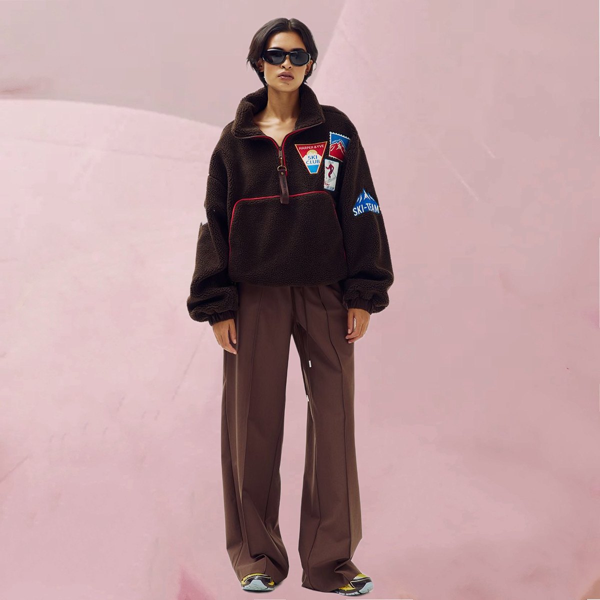 Cool-flauschiger Teddy-Pullover "Trui Dagmar Hot Fudge" mit farbenfrohen Ski-Aufnähern auf Dunkelbraun von Harper & Yve