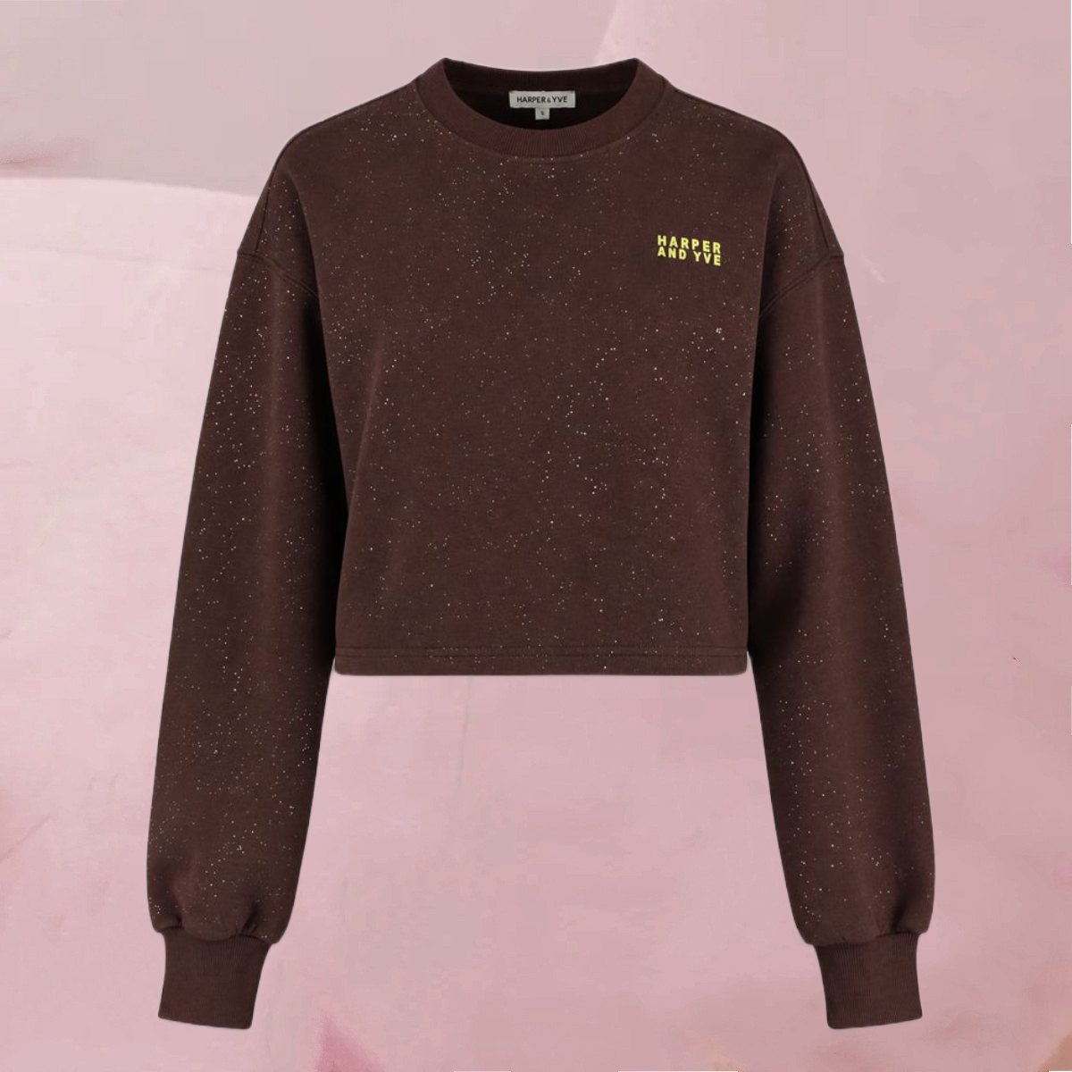 Flott-legerer Sweater „Sweater Darcy Chocolate Martini“ mit dezenten Glitzerelementen auf Dunkelbraun von Harper & Yve