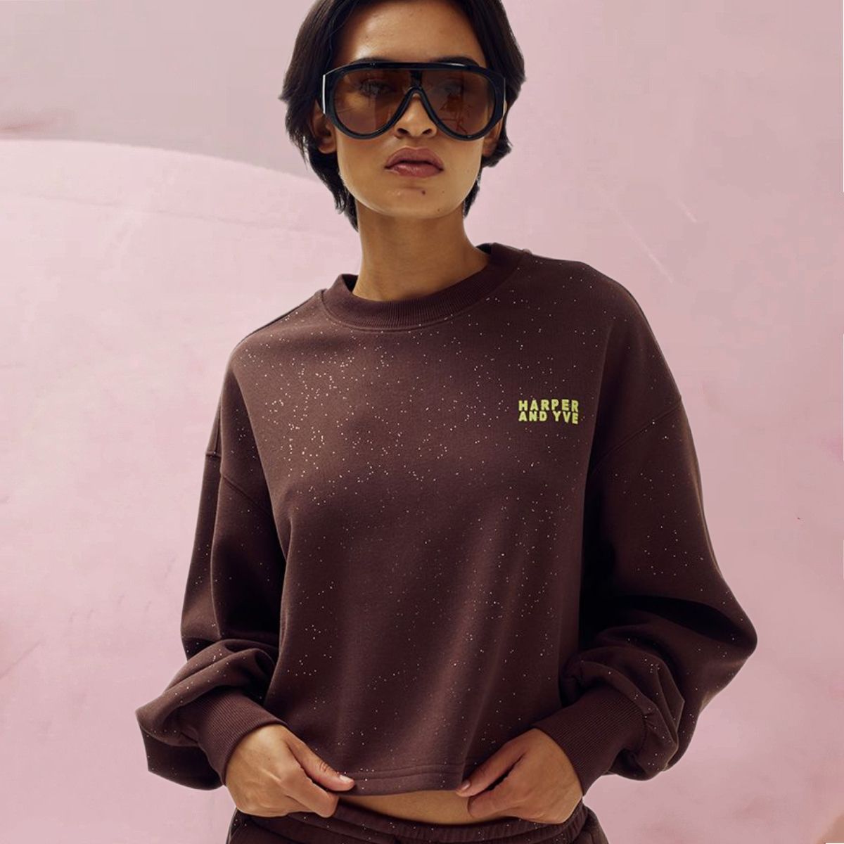 Flott-legerer Sweater „Sweater Darcy Chocolate Martini“ mit dezenten Glitzerelementen auf Dunkelbraun von Harper & Yve