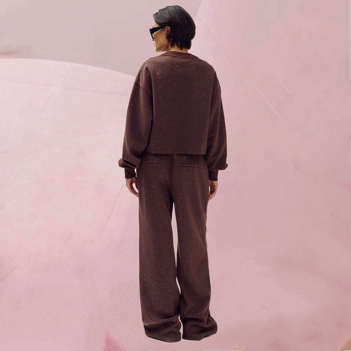 Flott-legerer Sweater „Sweater Darcy Chocolate Martini“ mit dezenten Glitzerelementen auf Dunkelbraun von Harper & Yve