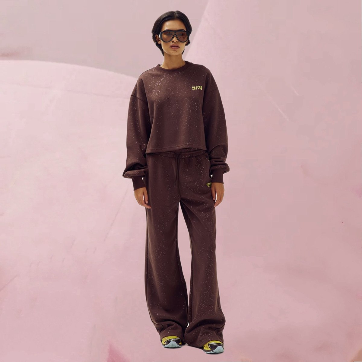 Flott-legerer Sweater „Sweater Darcy Chocolate Martini“ mit dezenten Glitzerelementen auf Dunkelbraun von Harper & Yve