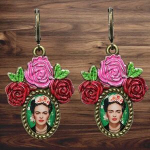 Hübsche Ohrringe "Frida with Flowers" mit einem farbenfrohen, handbemalten Blumenkranz von urban hippies
