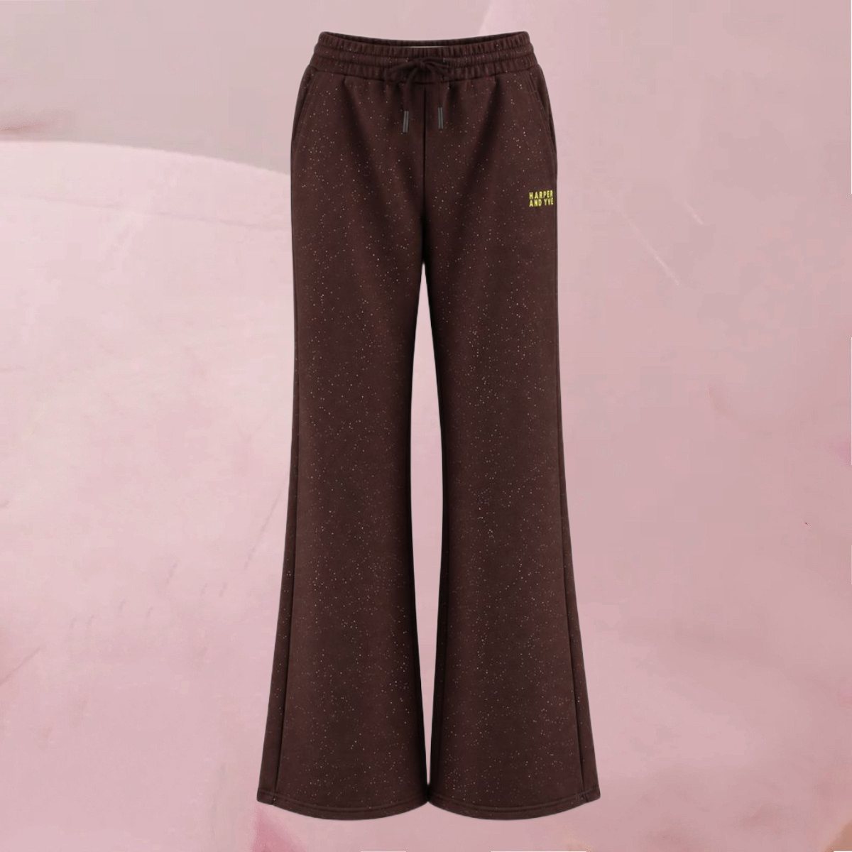 Flott-legere Hose "Broek Froukje" mit dezenten Glitzerelementen auf Dunkelbraun von Harper & Yve
