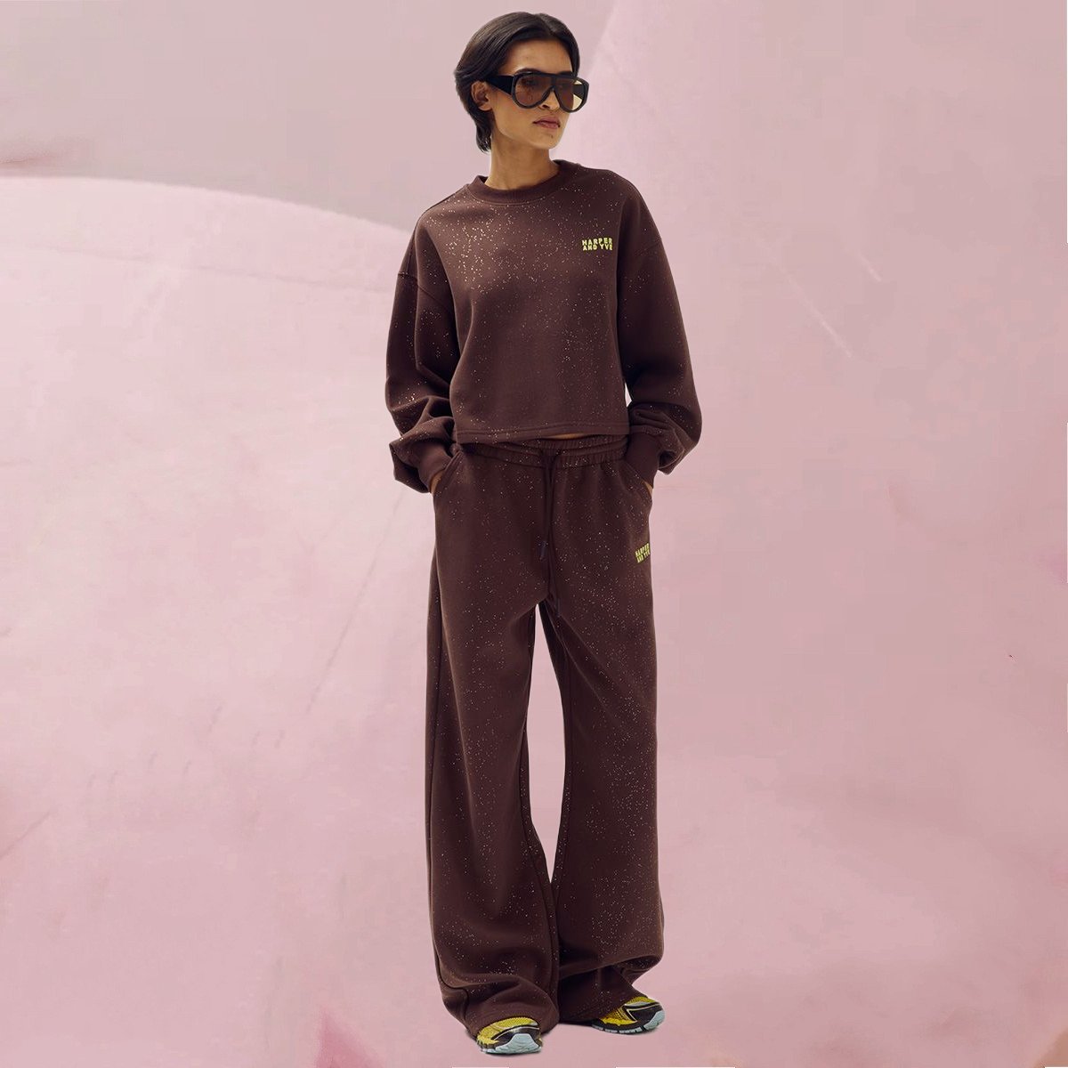 Flott-legere Hose "Broek Froukje" mit dezenten Glitzerelementen auf Dunkelbraun von Harper & Yve