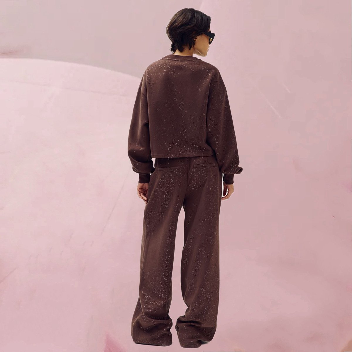 Flott-legere Hose "Broek Froukje" mit dezenten Glitzerelementen auf Dunkelbraun von Harper & Yve