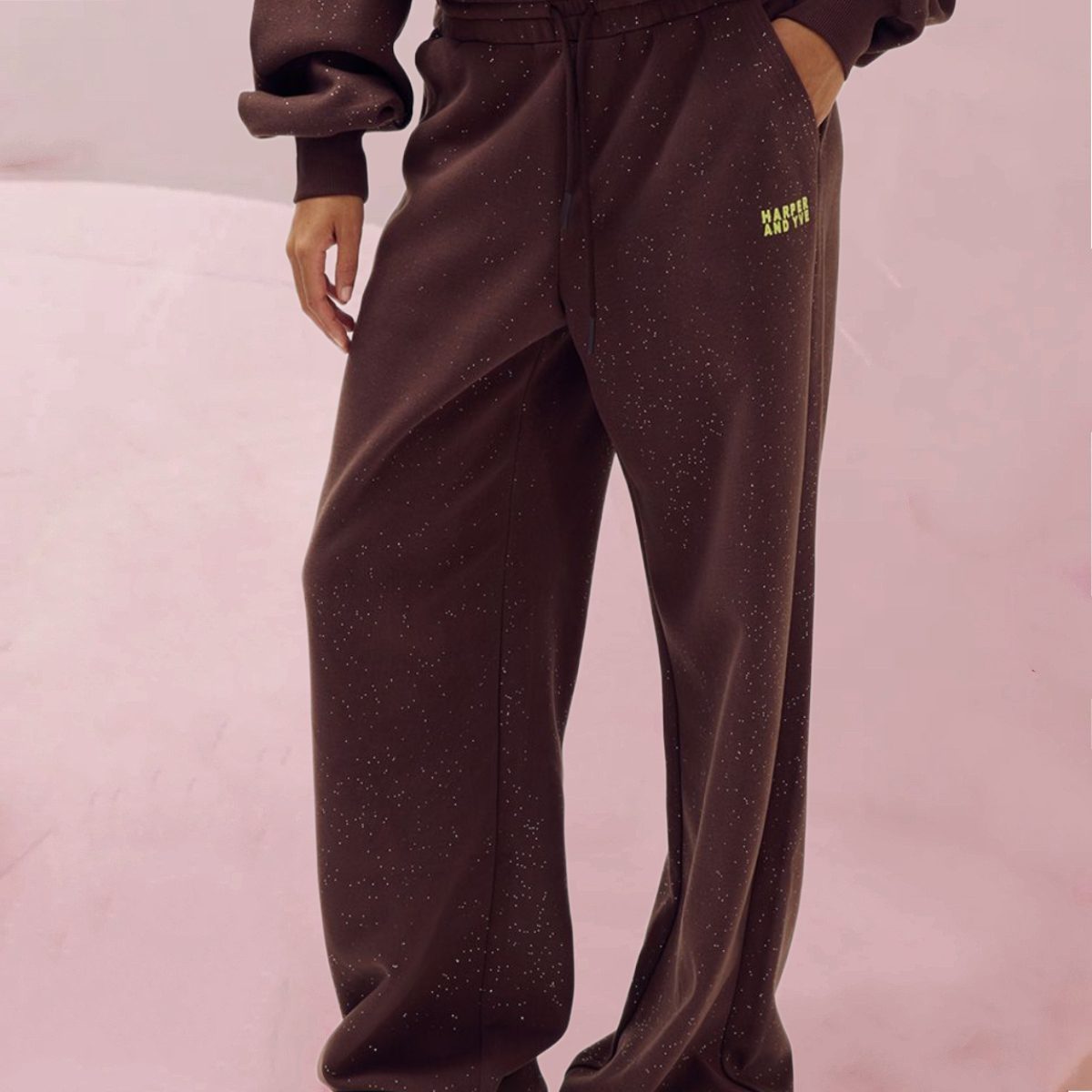 Flott-legere Hose "Broek Froukje" mit dezenten Glitzerelementen auf Dunkelbraun von Harper & Yve