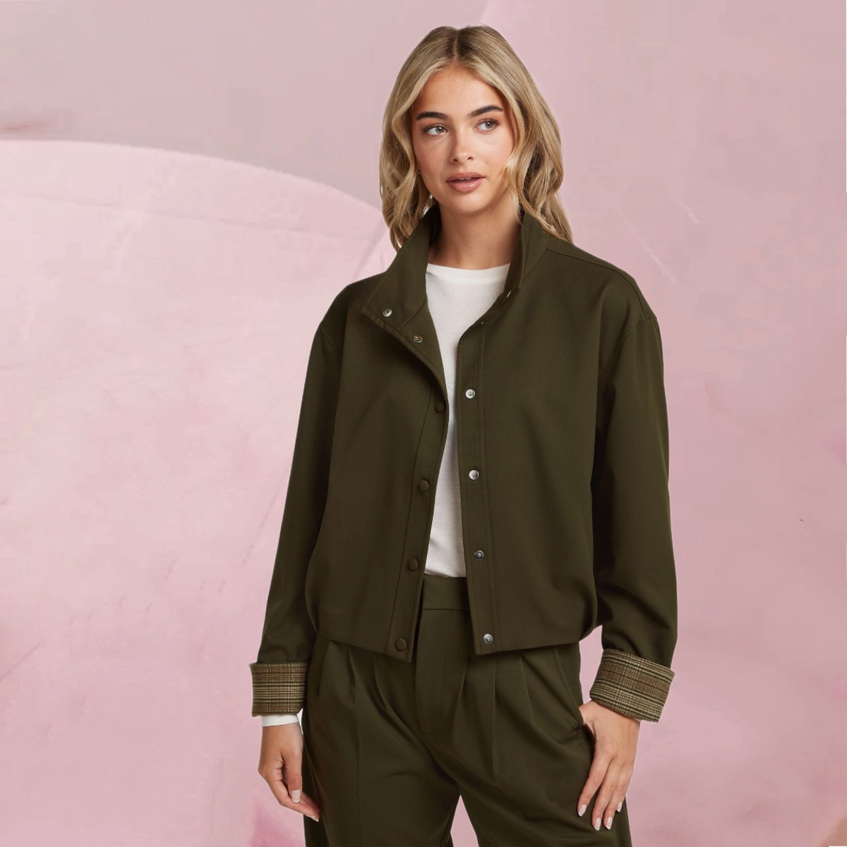 Hübsche, lässige Kurzjacke "Inger Jacket Raw Umber" in meliertem Dunkelgrün von Circle Of Trust