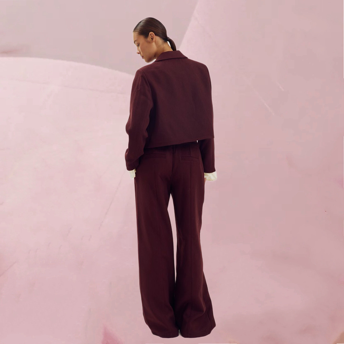 Fesch-moderne Hose „Broek Lilian Red Port“ in feinem Dunkelbordeaux von Harper & Yve