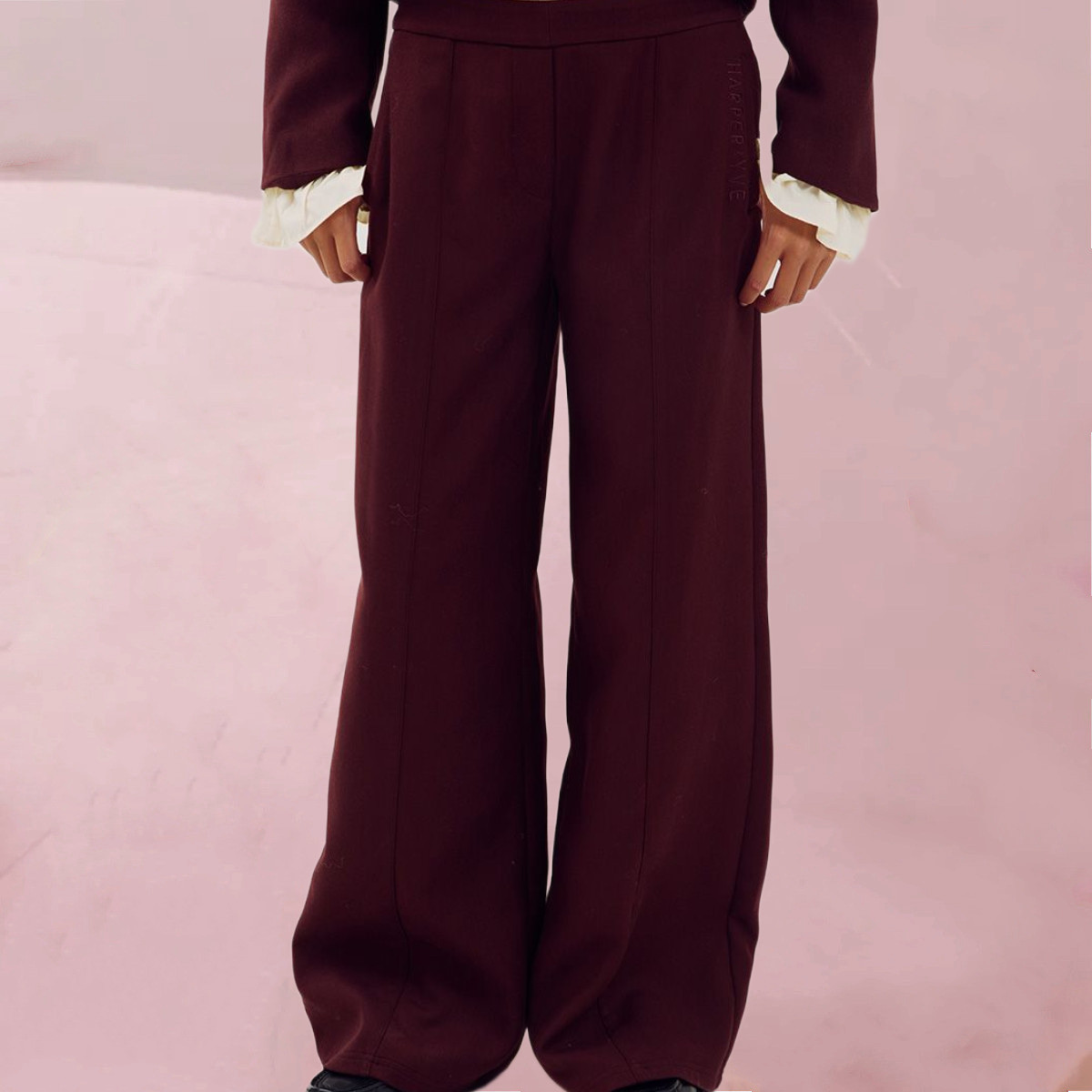 Fesch-moderne Hose „Broek Lilian Red Port“ in feinem Dunkelbordeaux von Harper & Yve
