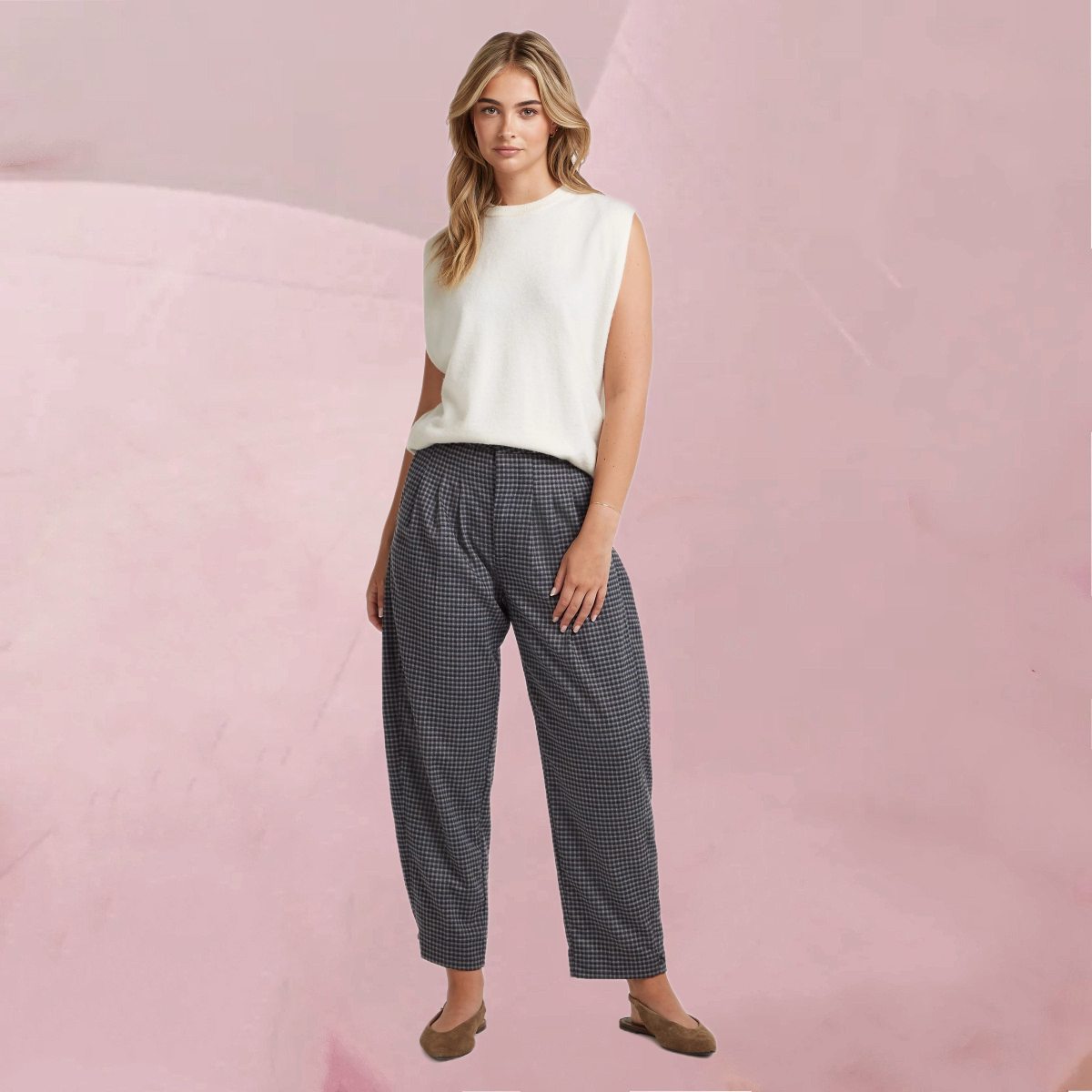 Flotte Hose "Luna Pants Espresso" mit dezentem Karo-Muster auf Dunkelblau von Circle Of Trust