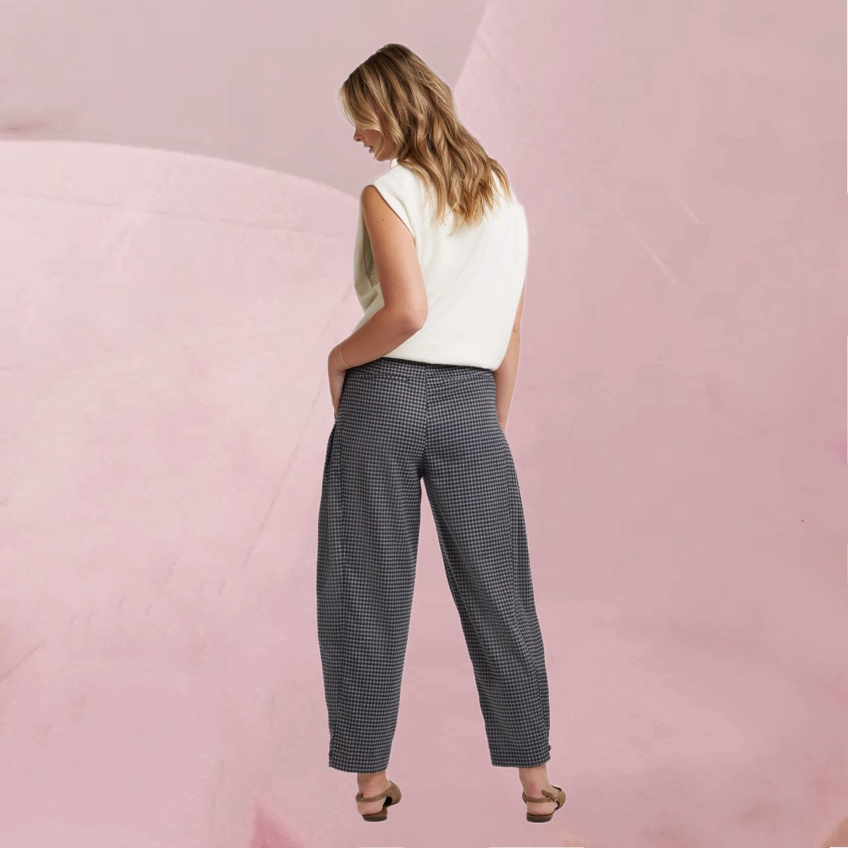 Flotte Hose "Luna Pants Espresso" mit dezentem Karo-Muster auf Dunkelblau von Circle Of Trust