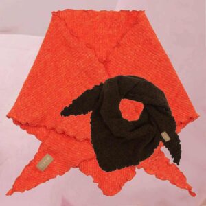 Kuschelweicher Dreiecks-Schal "Dame Tørklæde MdcAgnete" in Orange und Braun von Marta Du Chateau