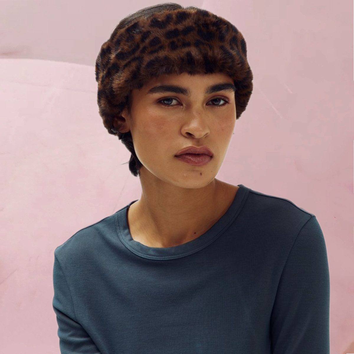 Flauschig wärmendes Haarband "Tyla-Headband Lexie Leopard" im Leo-Style auf Dunkelbraun von Harper & Yve